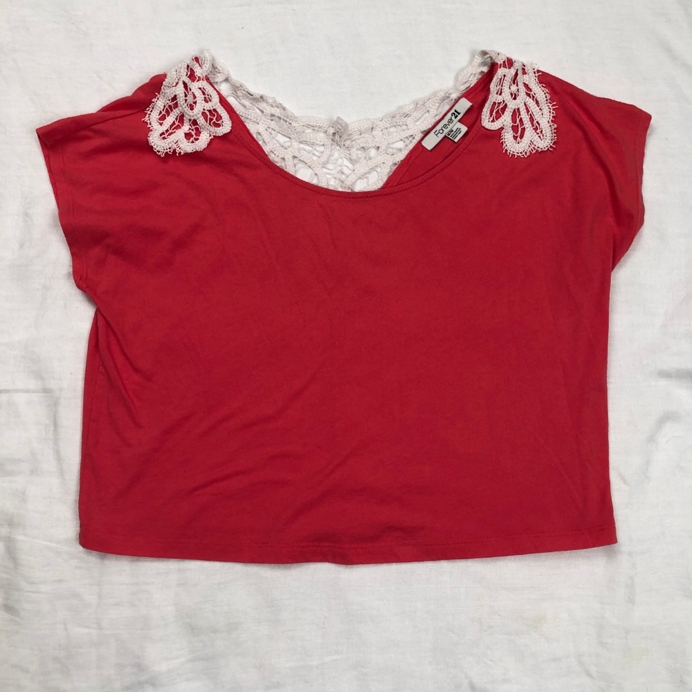 Loose fit tee coral with white lace shoulder and b